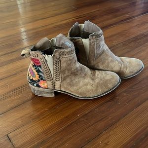 Tiara ankle boots